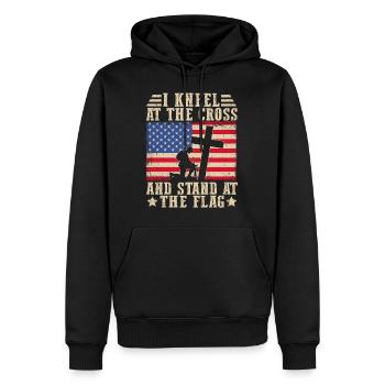 Je m’agengenouille devant la croix et me tiens devant le drapeau - Sweat à capuche Premium bio Homme - noir - Devant - Nico (187cm)