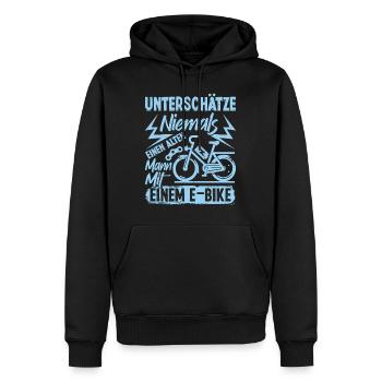 EBike UNTERSCHÄTZE NIE EINEN ALTEN MANN MIT E-BIKE - Männer Premium Bio Hoodie - Schwarz - Vorne - Nico (187cm)