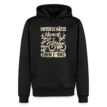 EBike UNTERSCHÄTZE NIE EINEN ALTEN MANN MIT E-BIKE - Männer Premium Bio Hoodie - Schwarz - Vorne - Nico (187cm)