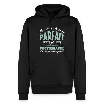 je ne suis pas parfaite mais je suis photographe - Sweat à capuche Premium bio Homme - noir - Devant - Nico (187cm)