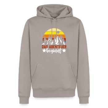 Das Abenteuer Beginnt - Männer Premium Bio Hoodie - Taupe - Vorne - Nico (187cm)