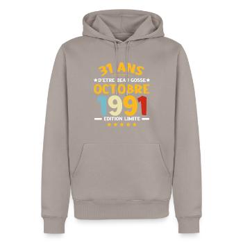 31 Ans Anniversaire en Octobre 1991. - Sweat à capuche Premium bio Homme - taupe - Devant - Nico (187cm)
