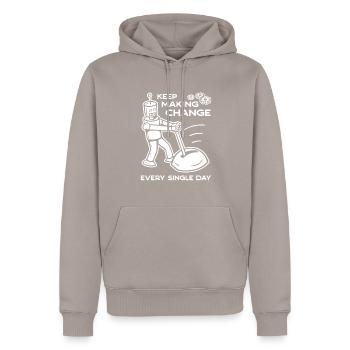 Jeden Tag Veränderungen vornehmen - 2 - Männer Premium Bio Hoodie - Taupe - Vorne - Nico (187cm)