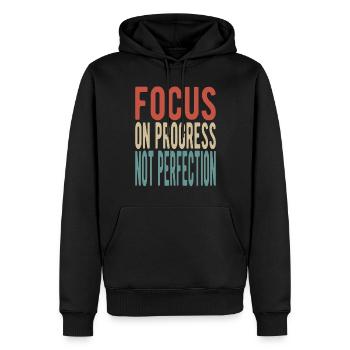 Focus on progress, not perfection - Männer Premium Bio Hoodie - Schwarz - Vorne - Nico (187cm)