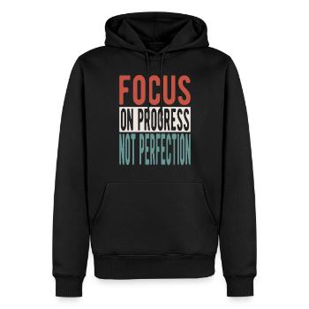 Focus on progress, not perfection - Männer Premium Bio Hoodie - Schwarz - Vorne - Nico (187cm)