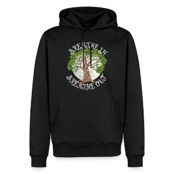 Breath in - Männer Premium Bio Hoodie - Schwarz - Vorne - Nico (187cm)
