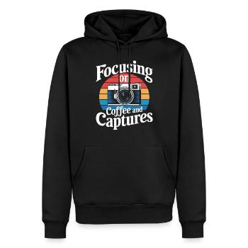Fotograf: Kaffee und Momente Einfangen - Männer Premium Bio Hoodie - Schwarz - Vorne - Nico (187cm)