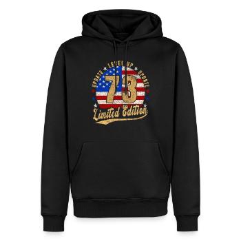 Update Level Up 73 Jahre Limited Edition USA - Männer Premium Bio Hoodie - Schwarz - Vorne - Nico (187cm)