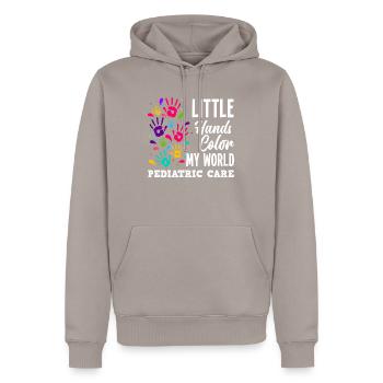 Kinderkrankenschwester Kinderkrankenpflegerin - Männer Premium Bio Hoodie - Taupe - Vorne - Nico (187cm)