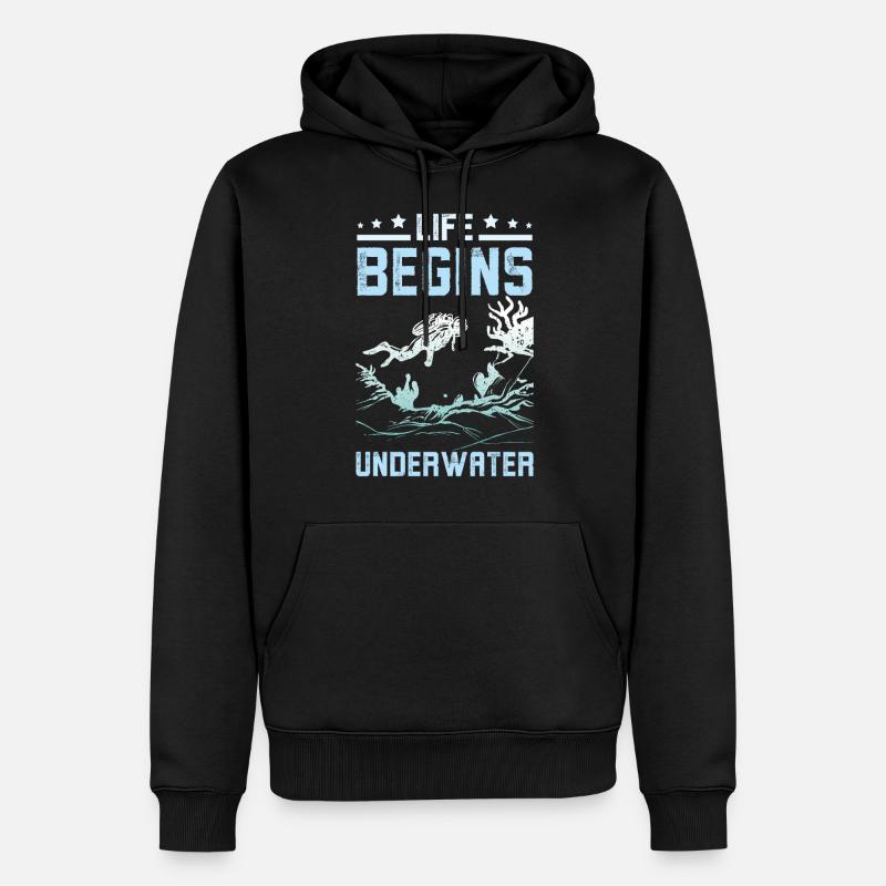 Life Begins underwater - Männer Premium Bio Hoodie - Schwarz