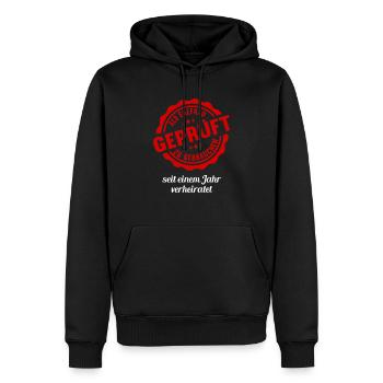 Geprüft 1 Jahre verheiratet 1.Hochzeitstag - Männer Premium Bio Hoodie - Schwarz - Vorne - Nico (187cm)