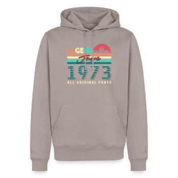 Geschenk 1973 Juni - Männer Premium Bio Hoodie - Taupe - Vorne - Nico (187cm)