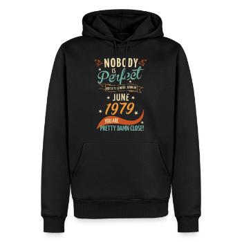 Personne n’est parfait né en juin 1979 - Sweat à capuche Premium bio Homme - noir - Devant - Nico (187cm)