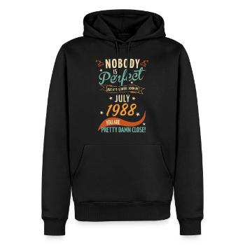 Personne n’est parfait né en juillet 1988 - Sweat à capuche Premium bio Homme - noir - Devant - Nico (187cm)