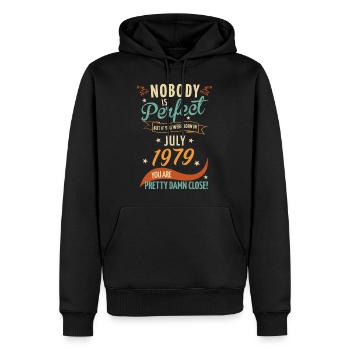 Personne n’est parfait né en juillet 1979 - Sweat à capuche Premium bio Homme - noir - Devant - Nico (187cm)