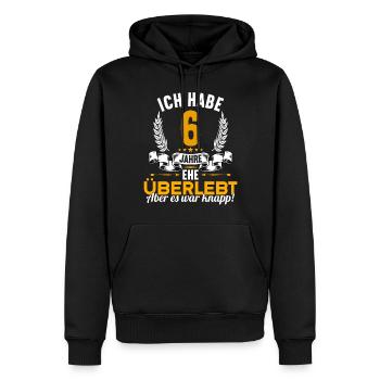 Ich habe 6 Jahre Ehe überlebt 6.Hochzeitstag - Männer Premium Bio Hoodie - Schwarz - Vorne - Nico (187cm)