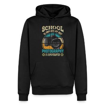 Schule ist wichtig, aber Fotografie ist wichtig - Männer Premium Bio Hoodie - Schwarz - Vorne - Nico (187cm)