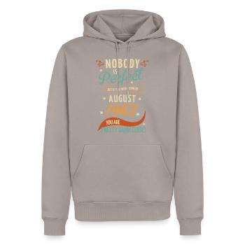 Personne n’est parfait né en août 1963 - Sweat à capuche Premium bio Homme - taupe - Devant - Nico (187cm)