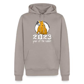Personnage de lapin chinois Nouvel An 2023 - Sweat à capuche Premium bio Homme - taupe - Devant - Nico (187cm)