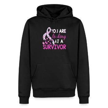 Ihr seht eine Überlebende Brustkrebs - Männer Premium Bio Hoodie - Schwarz - Vorne - Nico (187cm)