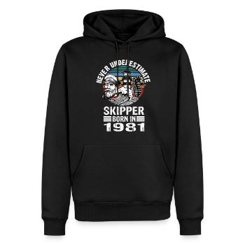 Never Underestimate Skipper born in 1981 - Männer Premium Bio Hoodie - Schwarz - Vorne - Nico (187cm)