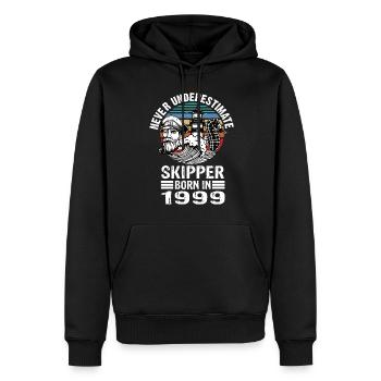 Never Underestimate Skipper born in 1999 - Männer Premium Bio Hoodie - Schwarz - Vorne - Nico (187cm)