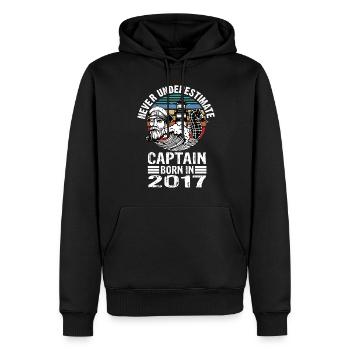 Never Underestimate Captain born in 2017 - Männer Premium Bio Hoodie - Schwarz - Vorne - Nico (187cm)