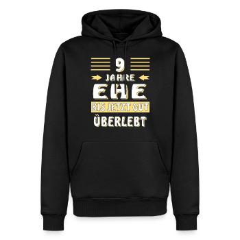 9 JAHRE EHE BIS JETZT GUT ÜBERLEBT - Männer Premium Bio Hoodie - Schwarz - Vorne - Nico (187cm)
