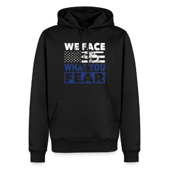 Polizist We Face What You Fear Polizei Uniform - Männer Premium Bio Hoodie - Schwarz - Vorne - Nico (187cm)