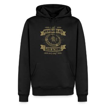 Geocacher Geschenkideen es gibt Wichtigeres - Männer Premium Bio Hoodie - Schwarz - Vorne - Nico (187cm)