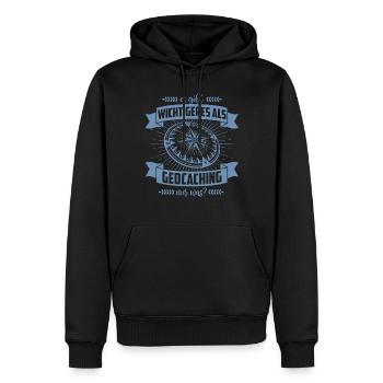 Geocacher Geschenkideen es gibt Wichtigeres - Männer Premium Bio Hoodie - Schwarz - Vorne - Nico (187cm)