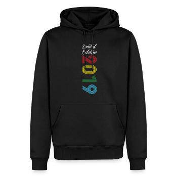 Limited Edition 2019 - Männer Premium Bio Hoodie - Schwarz - Vorne - Nico (187cm)