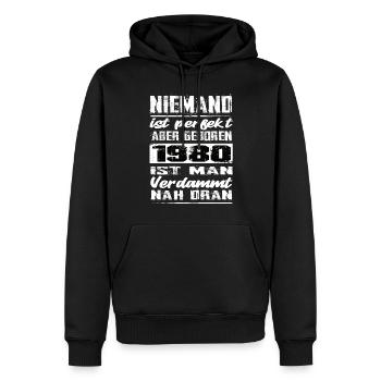 Niemand Is Perfekt Aber geboren 1980 Geburtstag - Männer Premium Bio Hoodie - Schwarz - Vorne - Nico (187cm)
