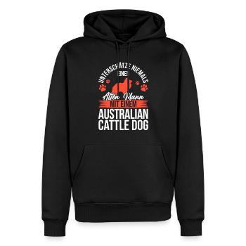 Alter Mann mit Australian Cattle Dog Treibhund - Männer Premium Bio Hoodie - Schwarz - Vorne - Nico (187cm)