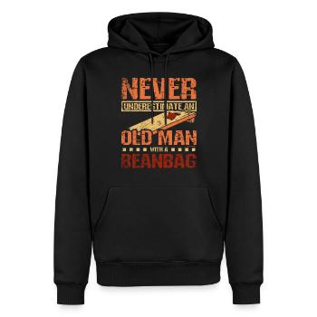Never underestimate an old man with a beanbag - Männer Premium Bio Hoodie - Schwarz - Vorne - Nico (187cm)