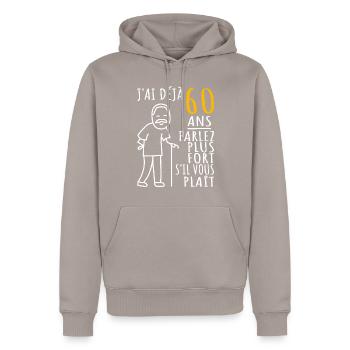 60 Ans Anniversaire Humour 60ème J'ai déjà 60 ans - Sweat à capuche Premium bio Homme - taupe - Devant - Nico (187cm)