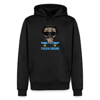 Lustiger Mops auf Skateboard mit Kopfhörern - Männer Premium Bio Hoodie - Schwarz - Vorne - Nico (187cm)