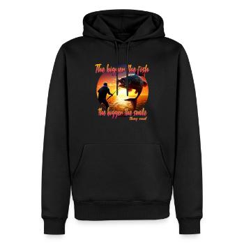 The Bigger the Fish the Bigger the Smile - Männer Premium Bio Hoodie - Schwarz - Vorne - Nico (187cm)