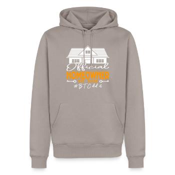 Propriétaire officiel EST.2026 BTC l’a fait - Sweat à capuche Premium bio Homme - taupe - Devant - Nico (187cm)