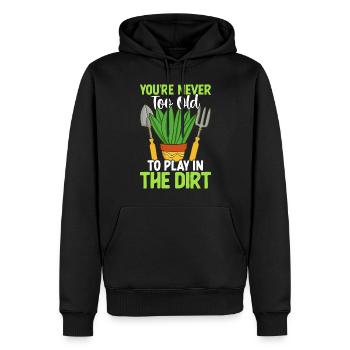 Du bist nie zu alt, um im Dreck zu spielen - Männer Premium Bio Hoodie - Schwarz - Vorne - Nico (187cm)