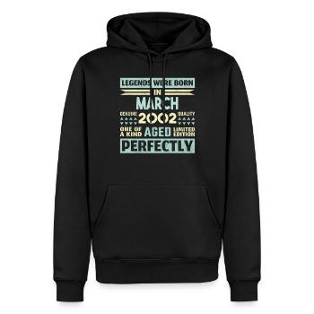 22. Geburtstag März Jahrgang 2002 Geschenkidee - Männer Premium Bio Hoodie - Schwarz - Vorne - Nico (187cm)