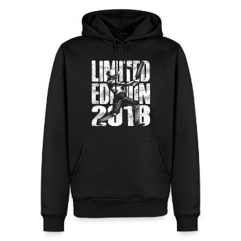 Limited Edition 2018 Limited Edition Cricket - Männer Premium Bio Hoodie - Schwarz - Vorne - Nico (187cm)