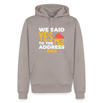 Nous avons dit oui à l’adresse 2025 - Sweat à capuche Premium bio Homme - taupe - Devant - Nico (187cm)