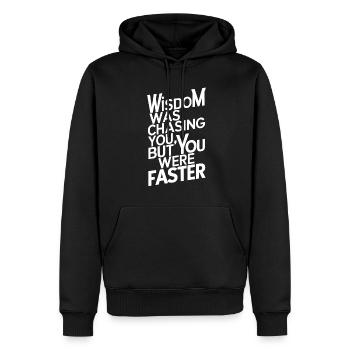 Die Weisheit jagte dich, aber du warst schneller - Männer Premium Bio Hoodie - Schwarz - Vorne - Nico (187cm)