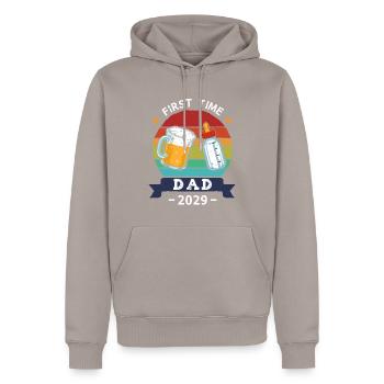 First Time Dad 2029 - Männer Premium Bio Hoodie - Taupe - Vorne - Nico (187cm)