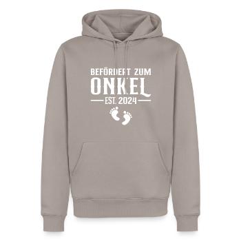 Onkel 2024 Schwangerschaft ankündigen - Männer Premium Bio Hoodie - Taupe - Vorne - Nico (187cm)