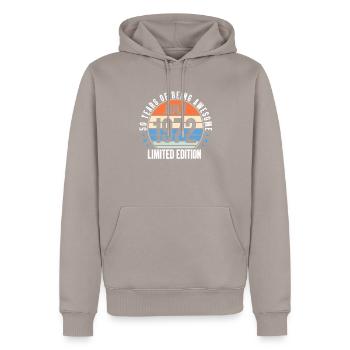 Juli 1972 - Männer Premium Bio Hoodie - Taupe - Vorne - Nico (187cm)