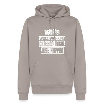 BEWARE: WOODWORKING CHATTER MIGHT JUST HAPPEN - Männer Premium Bio Hoodie - Taupe - Vorne - Nico (187cm)