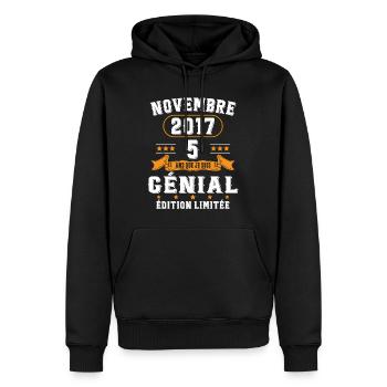 5 Ans Anniversaire Vintage Né(e) en Novembre 2017 - Sweat à capuche Premium bio Homme - noir - Devant - Nico (187cm)