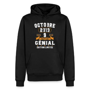 9 Ans Anniversaire Vintage Né(e) en Octobre 2013 - Sweat à capuche Premium bio Homme - noir - Devant - Nico (187cm)